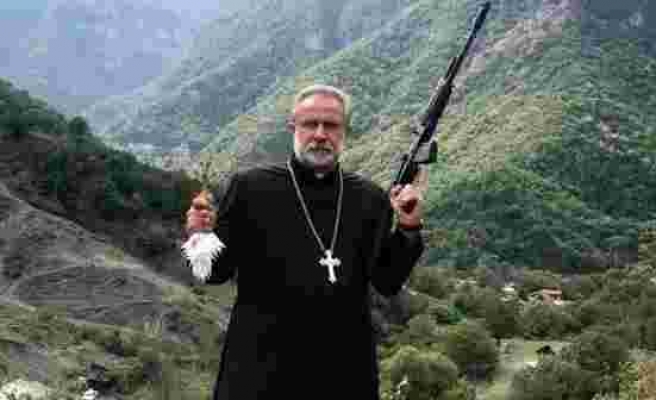 Elinde silah ile Azerbaycan'ı tehdit eden rahip Erivan'a kaçtı
