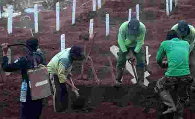 Endonezya'da maske takmayanlara koronadan ölenlerin mezarları kazdırıldı