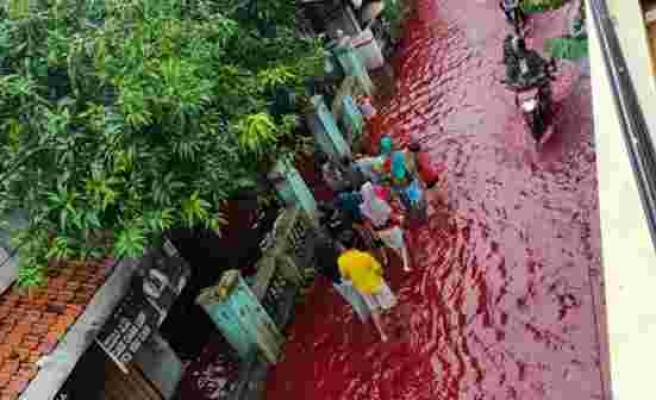 Endonezya'da sel atık boya ile karıştı, sokaklar kırmızıya büründü