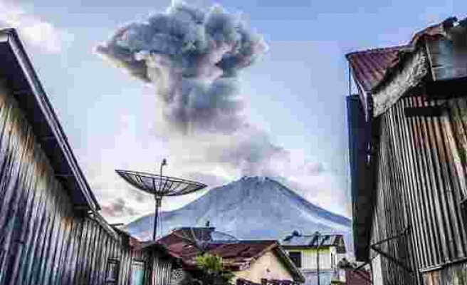 Endonezya'da Sinabung Yanardağı'nın Patlaması Sonucunda Ortaya Çıkan Görüntüler