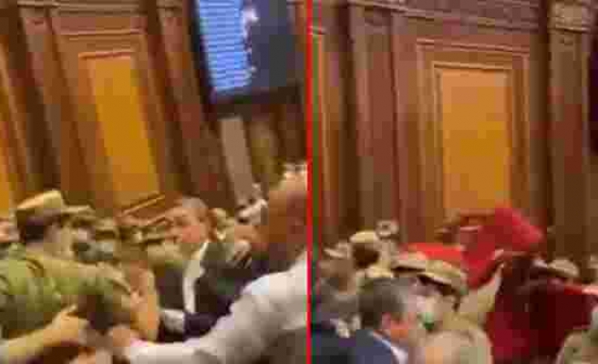 Ermenistan parlamentosunda Paşinyan konuştuğu sırada kavga çıktı! Meclis bir anda karıştı