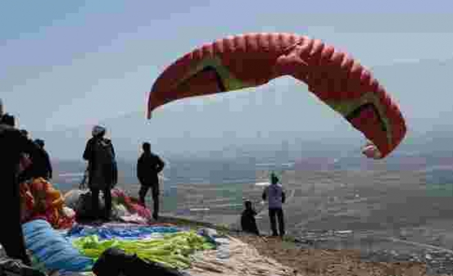 Erzincan’da yamaç paraşütü heyecanı sürüyor
