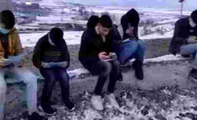 Erzurum'da Öğrenciler İnternetten Ders Dinlemek İçin Köyün Tepesine Çıkıyor: 'Her Gün Soğuktan Donuyoruz'