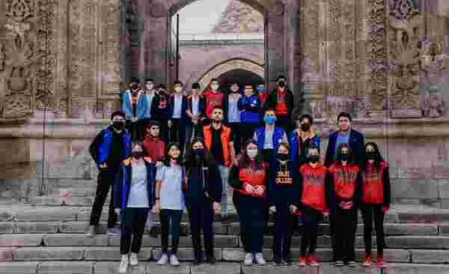 Erzurumlu öğrenciler kentteki tarihi mekanları gezdi