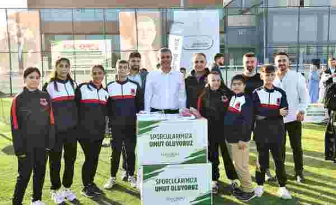 Esenyurt Belediye Başkanı Bozkurt’tan spor kulüplerine malzeme yardımı