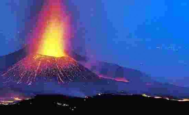 Etna Yanardağı'nda şiddetli patlama! Bölgeye taş ve kül yağdı
