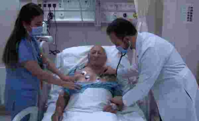 Evinde kalp krizi geçiren 93 yaşındaki adam, koldan anjiyo yapılarak hayata tutundu