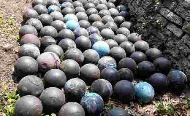 Evinin merdivenlerini yenilemek için yıkan adam, toprağa gömülü 160 adet bowling topu buldu