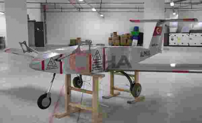 Evinin terasında yaptığı insansız hava aracı, Yunanistan tarafından ilk insansız hava aracı olarak tanıtıldı