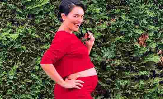 Ezgi Mola hamilelik pozlarına yenilerini ekledi