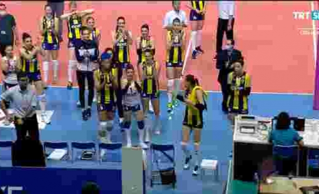 Fenerbahçe ve Galatasaray Arasında Oynanan Kadınlar Voleybol Maçı Sonrası Rakipler Birbirini Alkışladı