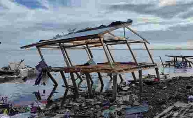 Filipinler'de şiddetli fırtına okulları kapattırdı