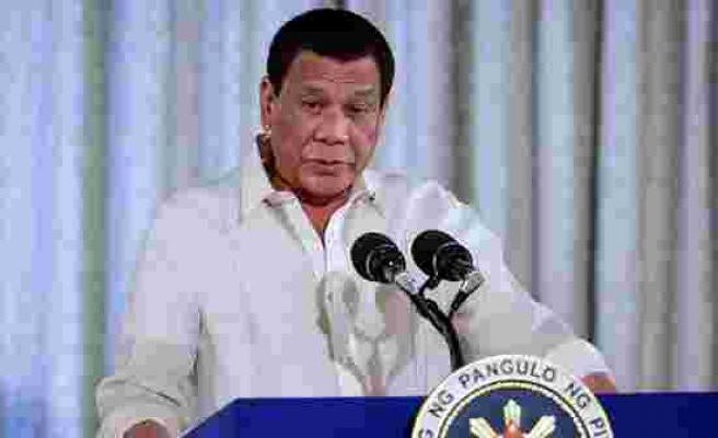 Filipinler Devlet Başkanı, servis yapan kadının cinsel organına dokunmaya çalıştı