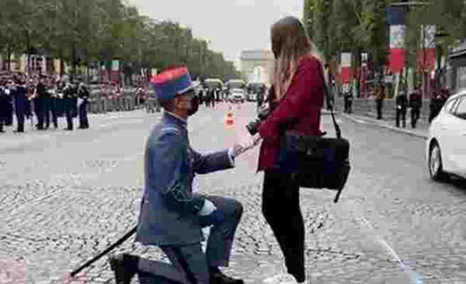 Fransa'da Bastille Günü İçin Düzenlenen Törende Kız Arkadaşına Evlenme Teklifi Yapan Asker