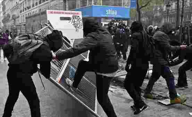 Fransa'da On Binler Sokaklarda: Polisten Göstericilere Biber Gazlı Müdahale