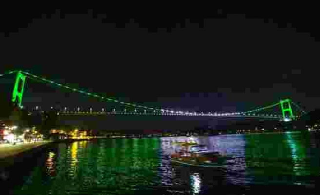 FSM Köprüsü Pakistan bayrağının renkleriyle ışıklandırıldı
