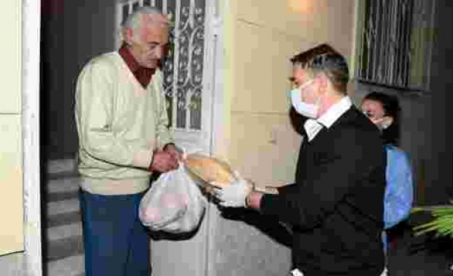 Galatasaray'ın efsanesi Ergün Penbe, Tarsus'ta gıda paketi dağıttı