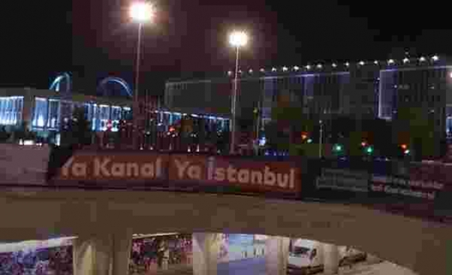 Gece Yarısı Operasyonu: İBB'nin 'Ya Kanal Ya İstanbul' Afişleri Kimliği Belirsiz Kişilerce Söküldü