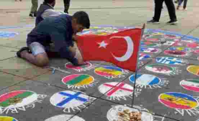 Geçimini Ülke Bayraklarını Yere Çizerek Kazanan Adam, Türk Bayrağını Yere Çizmek Yerine Asıyor