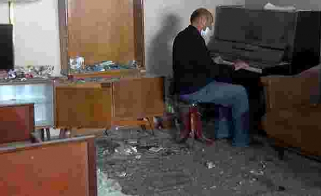 Gence'ye Düzenlenen Saldırı Sonucunda Evi Harabeye Dönen Adam Evinde Piyano ile 'Sarı Gelin' Çaldı