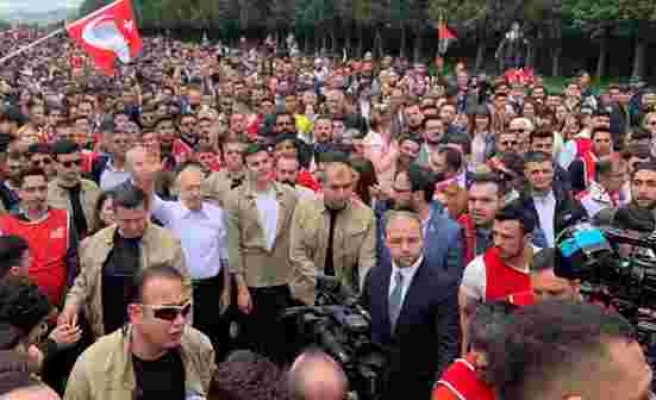 Gençlerle birlikte Anıtkabir'e yürüyen Kılıçdaroğlu: Çeteleri de SADAT'ları da ezerek yolumuza devam edeceğiz - Haberler
