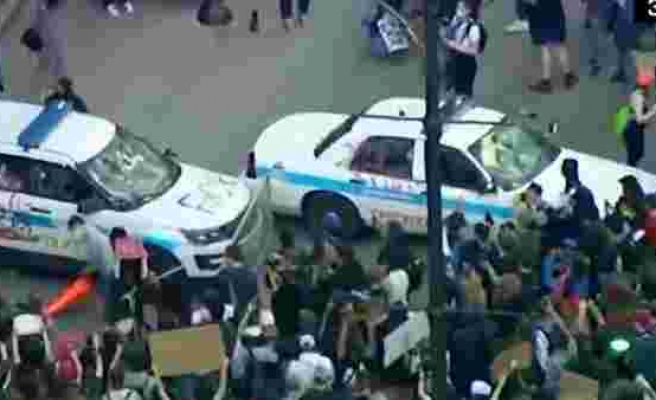 George Floyd protestoları ABD geneline yayılıyor! Chicago'da göstericiler polis arabalarına zarar verdi