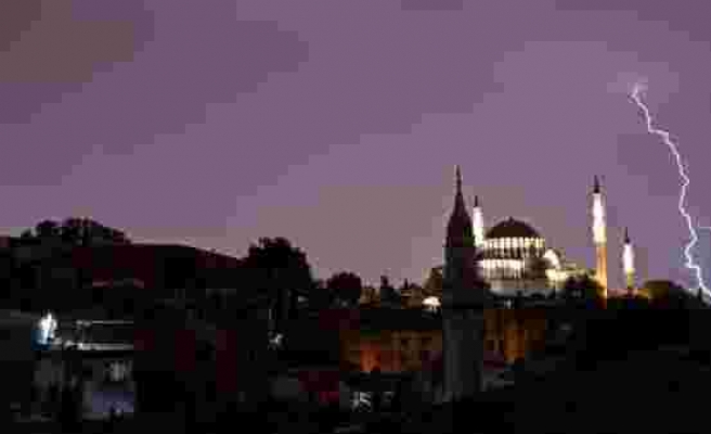 Gökyüzü Şimşeklerle Aydınlandı: İstanbul'da Kuvvetli Fırtına ve Sağanak