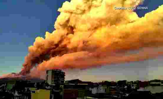 Gökyüzü Turuncu Dumanla Kaplandı! Etna Yanardağı Tekrar Faaliyete Geçti