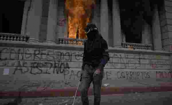 Guatemala'da Halkın Eğitim ve Sağlık Giderlerine Darbe İndiren Bütçeye Öfke: Kongre Binasını Ateşe Verdiler