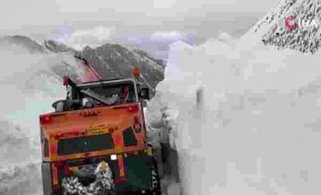 Hakkari'de 4 metrelik karla mücadele çalışması