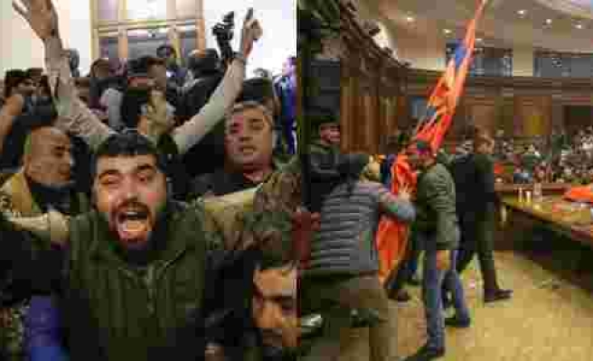 Halk Hükümet Binasını Bastı: Ermenistan'ın Dağlık Karabağ'da Savaşı Kaybettiğini İlan Etmesinin Ardından Protestolar Başladı