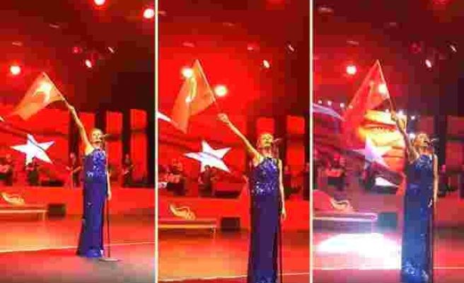 Harbiye Açıkhava Sahnesinde Konser Veren Yıldız Tilbe, Sahnede İstiklal Marşı Okudu