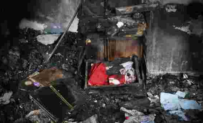 Hatay'daki Yangında Kullanılamaz Hale Gelen Bir Evde Sadece Türk Bayrağı Zarar Görmedi