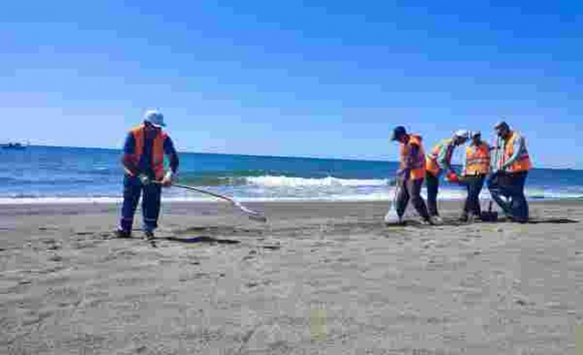 Hatay sahilinde petrol atıklarını temizleme çalışmaları sürüyor
