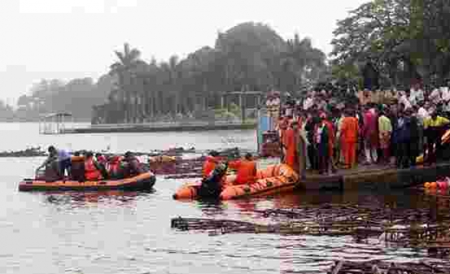 Hindistan'da dini etkinlikte tekne devrildi: 11 ölü