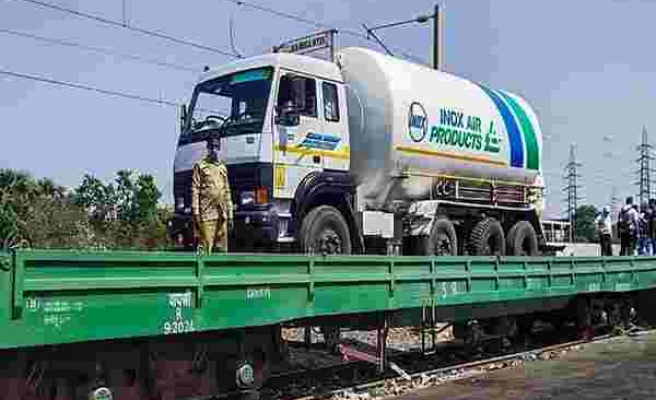 Hindistan’da Oksijen Krizi: Oksijen Tankları Trenlerle Taşınıyor