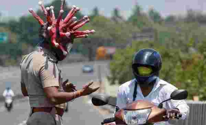 Hindistan'da Polis, İnsanlar Olayın Ciddiyetinin Farkına Varsın Diye Koronavirüs Kıyafeti Giyiyor
