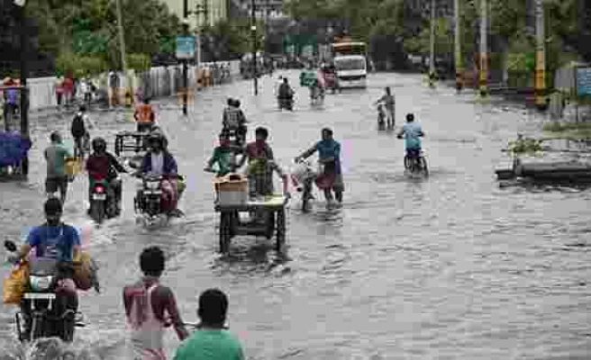Hindistan'da sel, 500 bin kişiyi yerinden etti