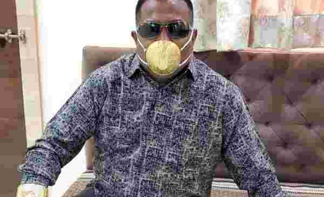 Hindistanlı iş adamı koronavirüse karşı altın maske takıyor