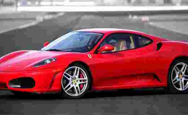 İcradan satılık kırmızı Ferrari
