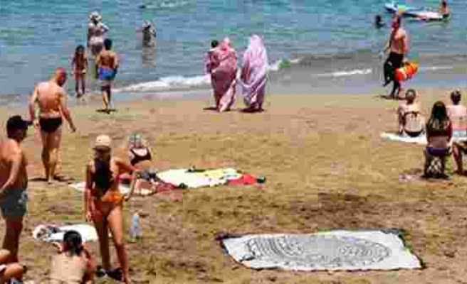 İki gündür koronavirüs kaynaklı ölümün yaşanmadığı İspanya'da insanlar, plajlara akın etti