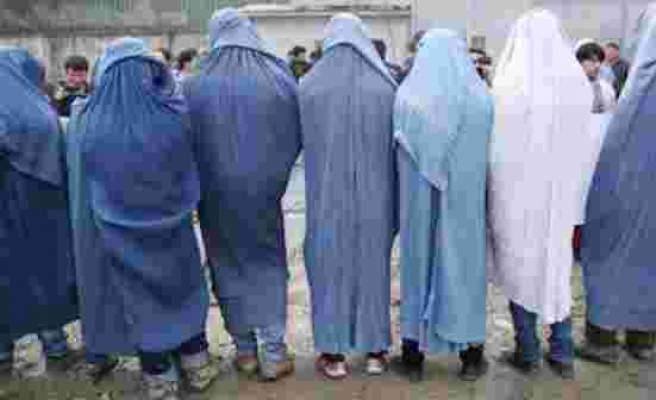 İngiliz askerlerinden akılalmaz plan! Taliban'dan burka giyerek kaçmışlar