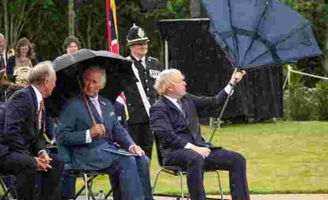İngiltere Başbakanı Boris Johnson'ın Şemsiye ile Mücadelesi Gündem Oldu