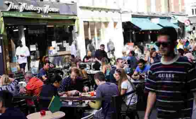 İngiltere'de Hayat 'Normale' Dönüyor: Restoran ve Barlar Müşteri Alabilecek...