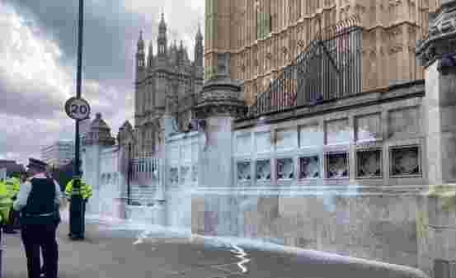 İngiltere’de hayvan hakları savunucularından parlamento binasına boyalı saldırı