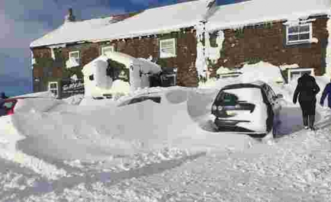 İngiltere'de Kar Fırtınası Nedeniyle 61 Kişi Üç Gündür Bir Pubda Mahsur
