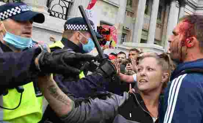 İngiltere'de Korona Önlemlerine Karşı Çıkan Grubun Protestosuna Polis Müdahalesi