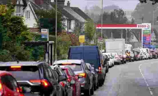 İngiltere'de ordu, benzin istasyonlarına akaryakıt dağıtımına Pazartesi başlıyor
