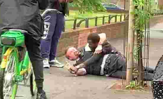 İngiltere'de polis şiddeti bütün tersine döndü! Polis memurunu aralarına alıp dövdüler