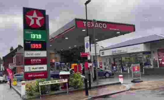 İngiltere'de yakıt krizi ve marketlerde tedarik sorunu devam ediyor
